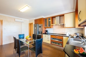 Cafetera y tetera, refrigerador, microondas y horno 