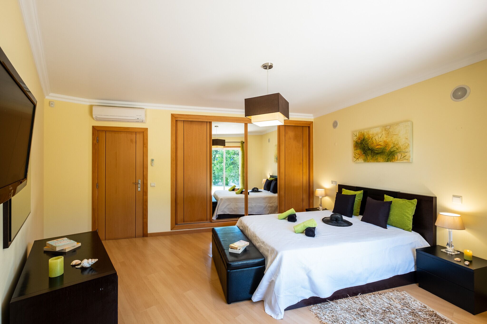 4 bedrooms, iron/ironing board, free WiFi, bed sheets