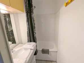 Bathtub, toilet paper