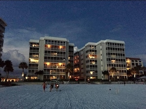 Situated on the beachfront, this hotel offers stunning views of the surrounding area.