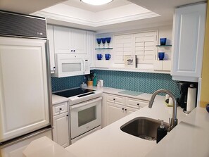 Kjøleskap, mikrobølgeovn, ovn og kokeplater