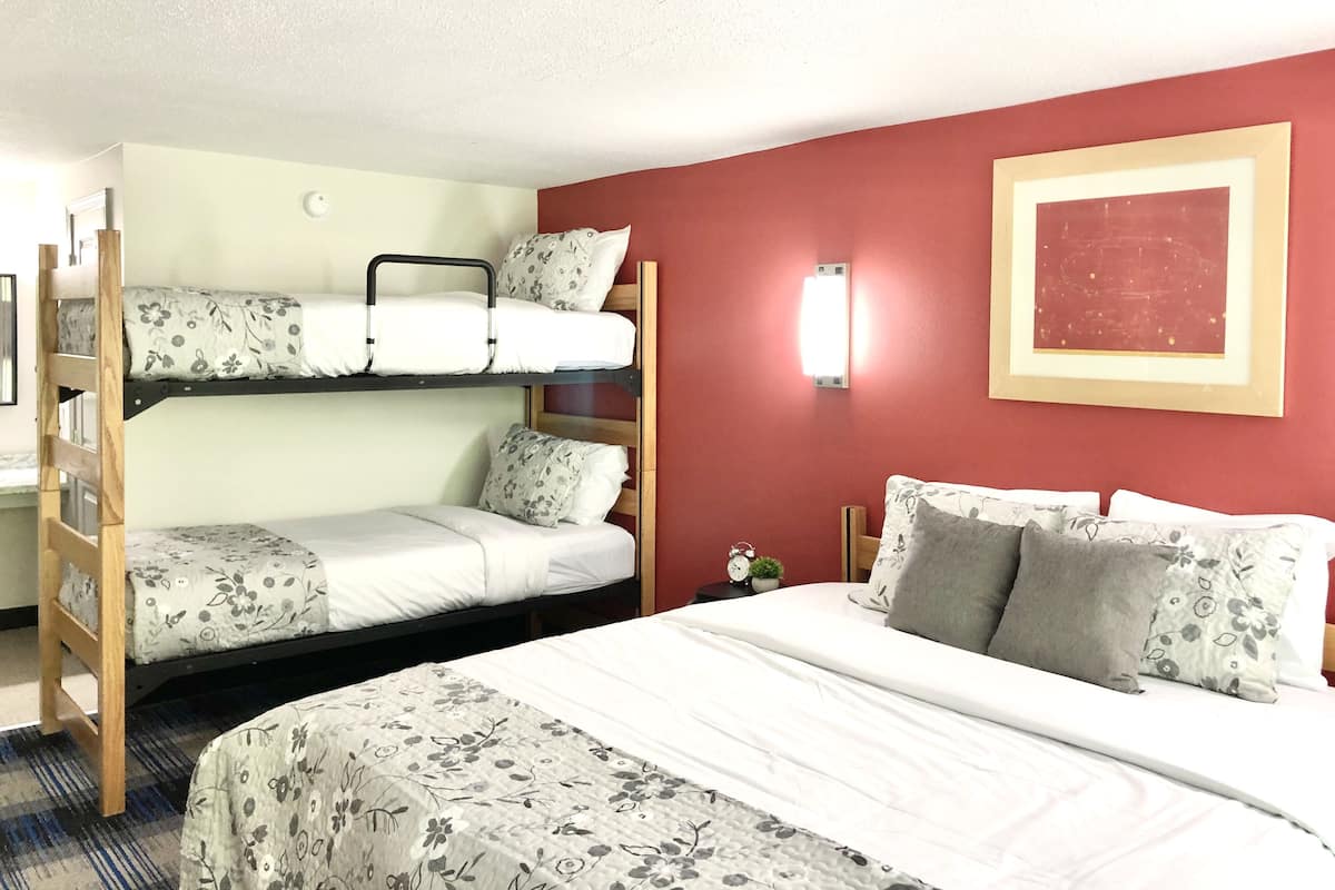 Standard Quadruple Room | Desk, laptop workspace, free WiFi, bed sheets