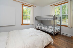 4 bedrooms, travel crib, free WiFi, bed sheets