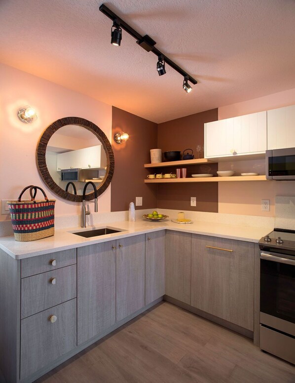 Een koelkast, een magnetron, een oven, een kookplaat