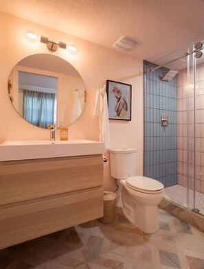 Bathtub, hair dryer, towels, soap - Stylish & Eclectic Modern 2/2 Apt - WeAreGrateful (South Pasadena)