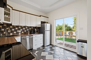 Fridge, microwave, oven, stovetop - ACE Getaway. 500m to Clifton Hill. Walk to the Falls. (Niagara Falls)