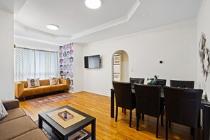 Smart TV - ACE Getaway. 500m to Clifton Hill. Walk to the Falls. (Niagara Falls)