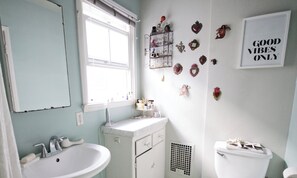 Baignoire, sèche-cheveux, serviettes fournies, savon