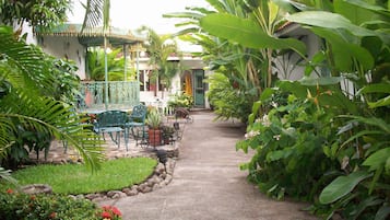 Suite ejecutiva, refrigerador y microondas, vista al jardín | Terraza o patio
