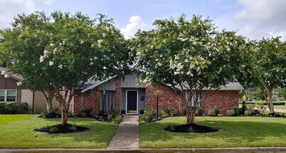 Totally Renovated  with Amazing Kitchen, Luxurious Master Suie and Private Pool 