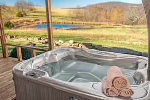 Outdoor spa tub - This is the ultimate in private escape (Ponca)