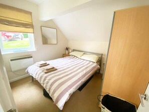 1 dormitorio, tabla de planchar con plancha, wifi