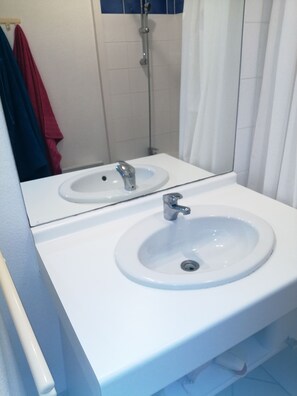 Combined shower/bathtub