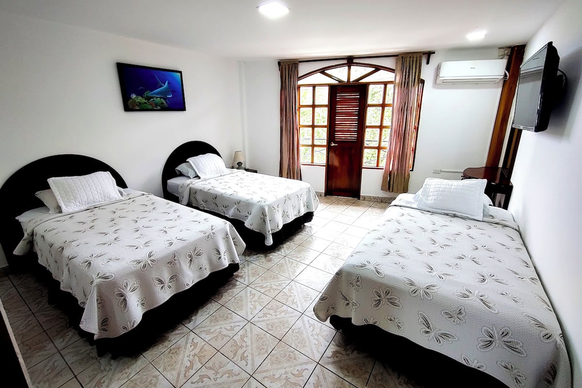 Escritorio y ropa de cama