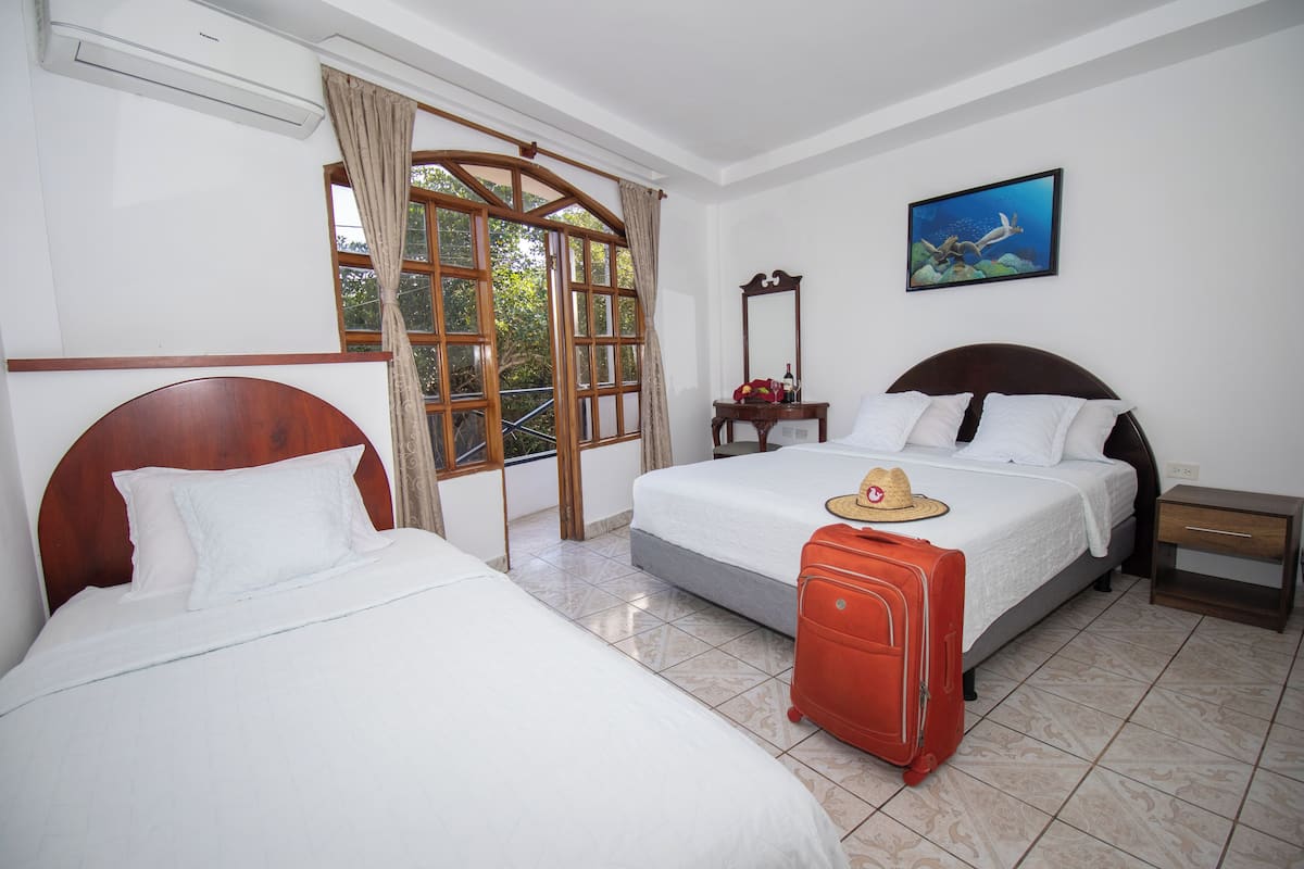 Habitación estándar doble | Escritorio y ropa de cama
