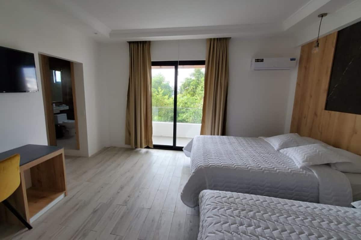 Escritorio y ropa de cama