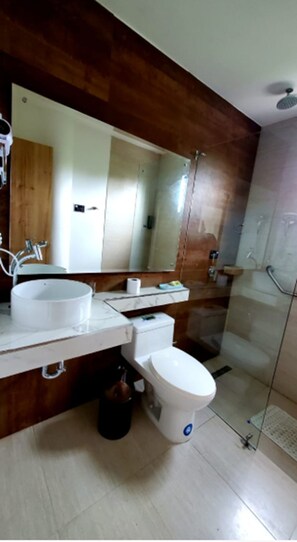 Escritorio y ropa de cama 