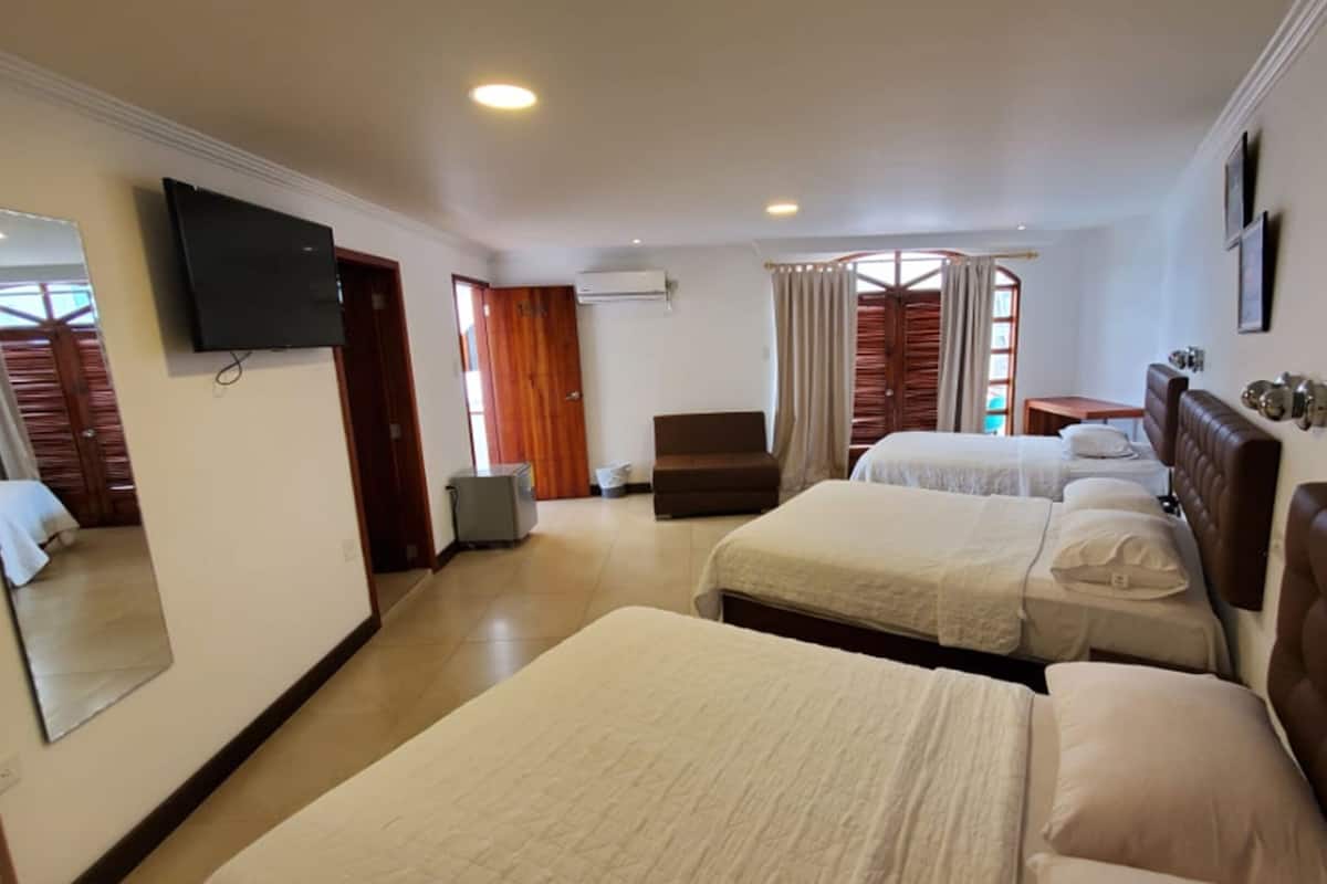 Habitación cuádruple Confort | Escritorio y ropa de cama