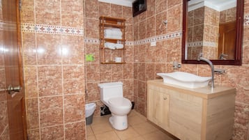 Chambre Double Standard | Salle de bain | Douche, serviettes fournies, savon