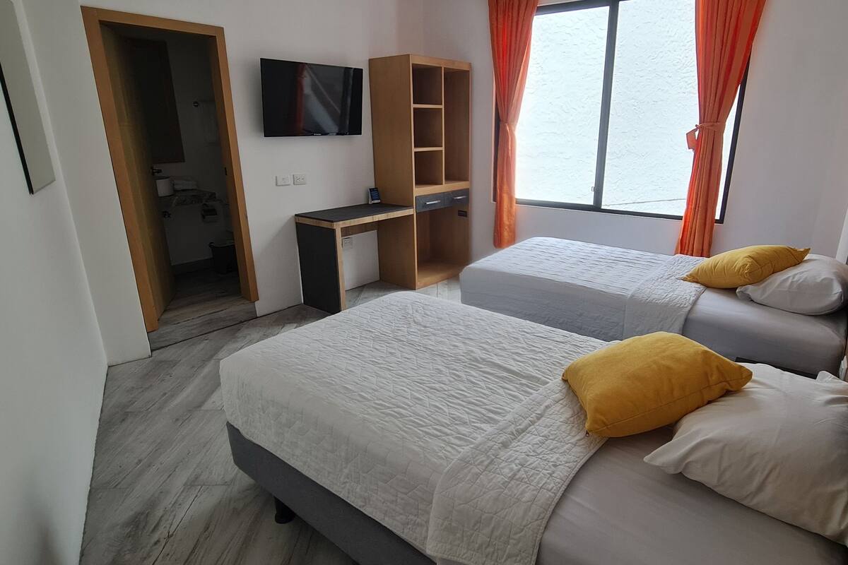 Standard Matrimonial Room | โต๊ะทำงาน, ผ้าปูที่นอน