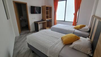 Escritorio y ropa de cama