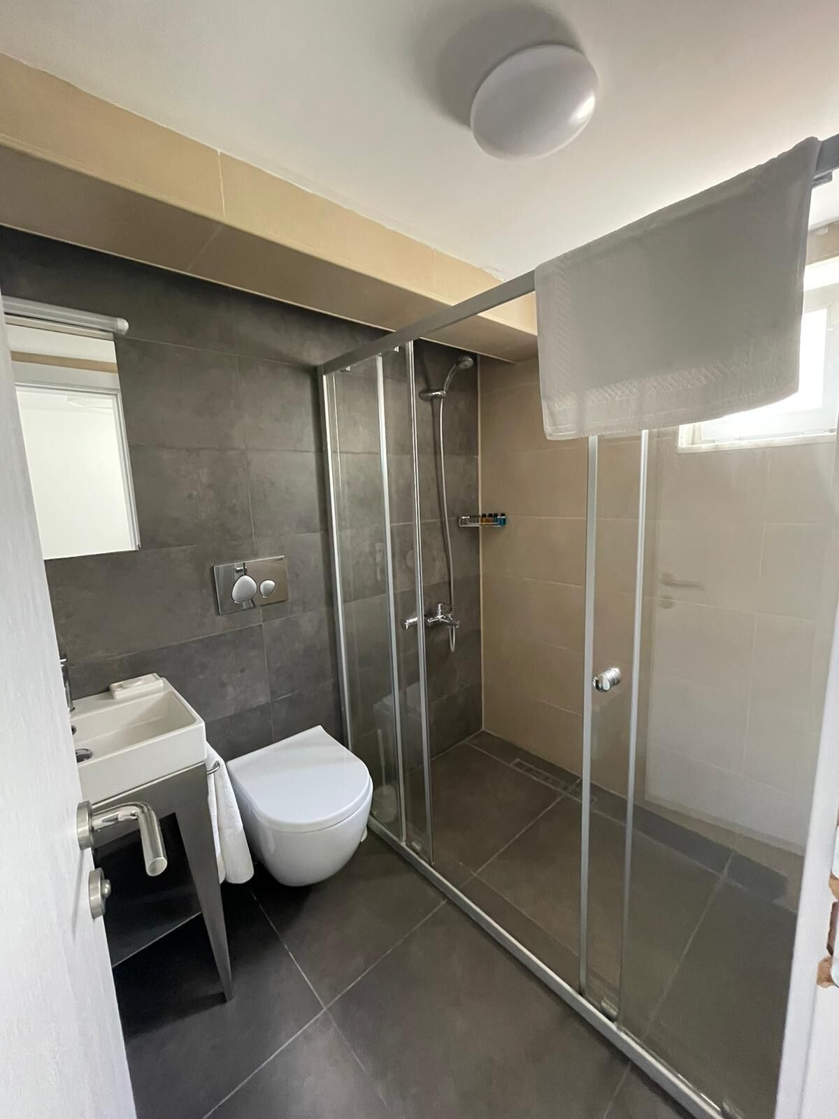 economy twin room - below ground level | free wifi, bed sheets