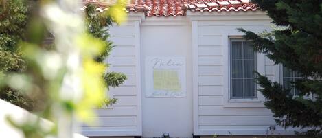 A building with a sign reading "Milia Sukuk Otel" and a tiled roof.