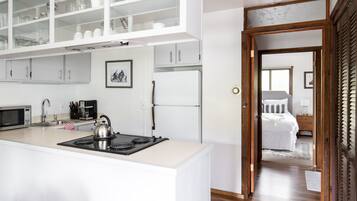 冷蔵庫、電子レンジ、オーブン、コンロ