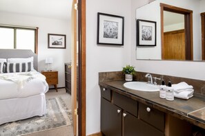 2 bedrooms, iron/ironing board, WiFi, bed sheets - Outpost: Spruces 10 - Located in the Aspens! (Wilson)