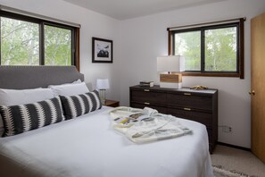 2 bedrooms, iron/ironing board, WiFi, bed sheets - Outpost: Spruces 10 - Located in the Aspens! (Wilson)