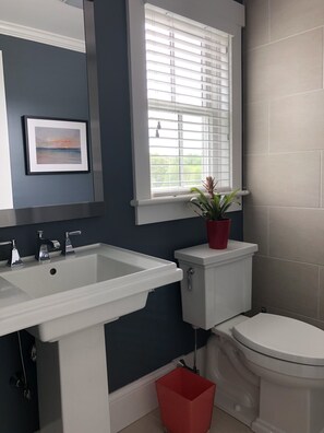 Dusche, Handtücher, Seife, Toilettenpapier