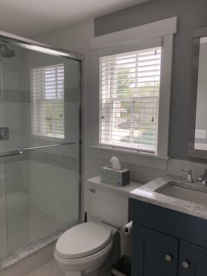 Dusche, Handtücher, Seife, Toilettenpapier