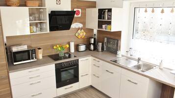 Kühlschrank, Mikrowelle, Ofen, Geschirrspüler