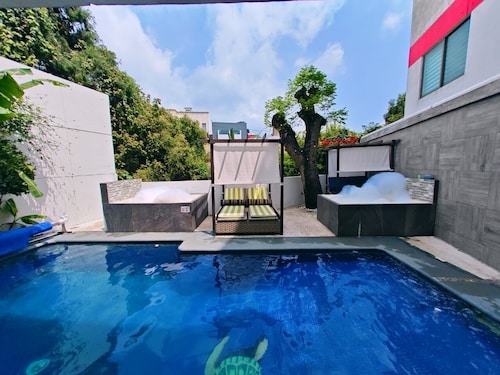 Loft Amplio/2 Jacuzzis con agua caliente/Alberca climatizada/ Terraza / Asador