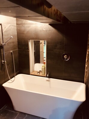 Bathtub, hair dryer, towels, soap - One of a kind Historic VT Barn- Cozy- All Season Family, Friend, Couples Retreat (Shaftsbury)