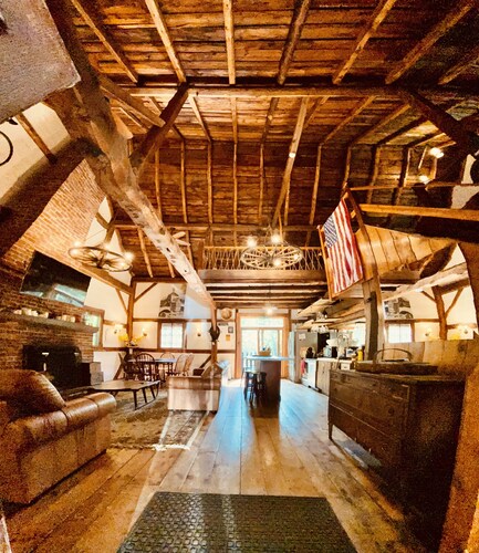 One of a kind VT Renovated Barn- Cozy- All Season Family/Friend/Couples Retreat