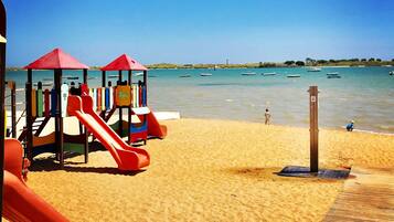 Plage, chaises longues