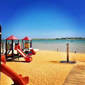 Plage, chaises longues