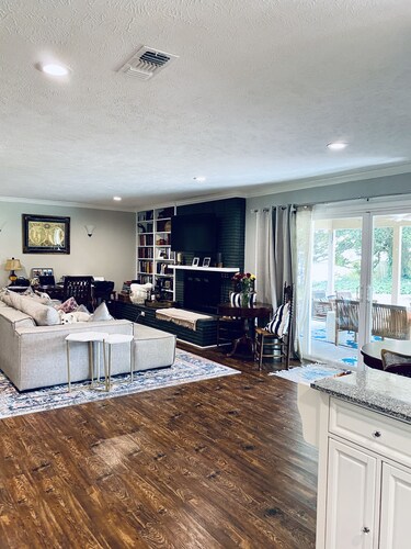 Beautiful Large Luxury home - minutes from everything!