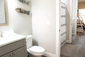 シャワー付き浴槽、ヘアドライヤー、タオル、石鹸