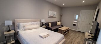 Remodeled Cottage in Trendy Berkeley/Oakland Rockridge Area