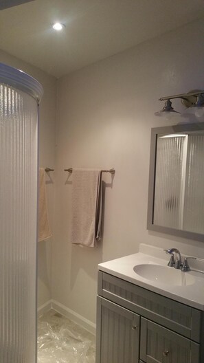 Dusche, kostenlose Toilettenartikel, Haartrockner, Hausschuhe