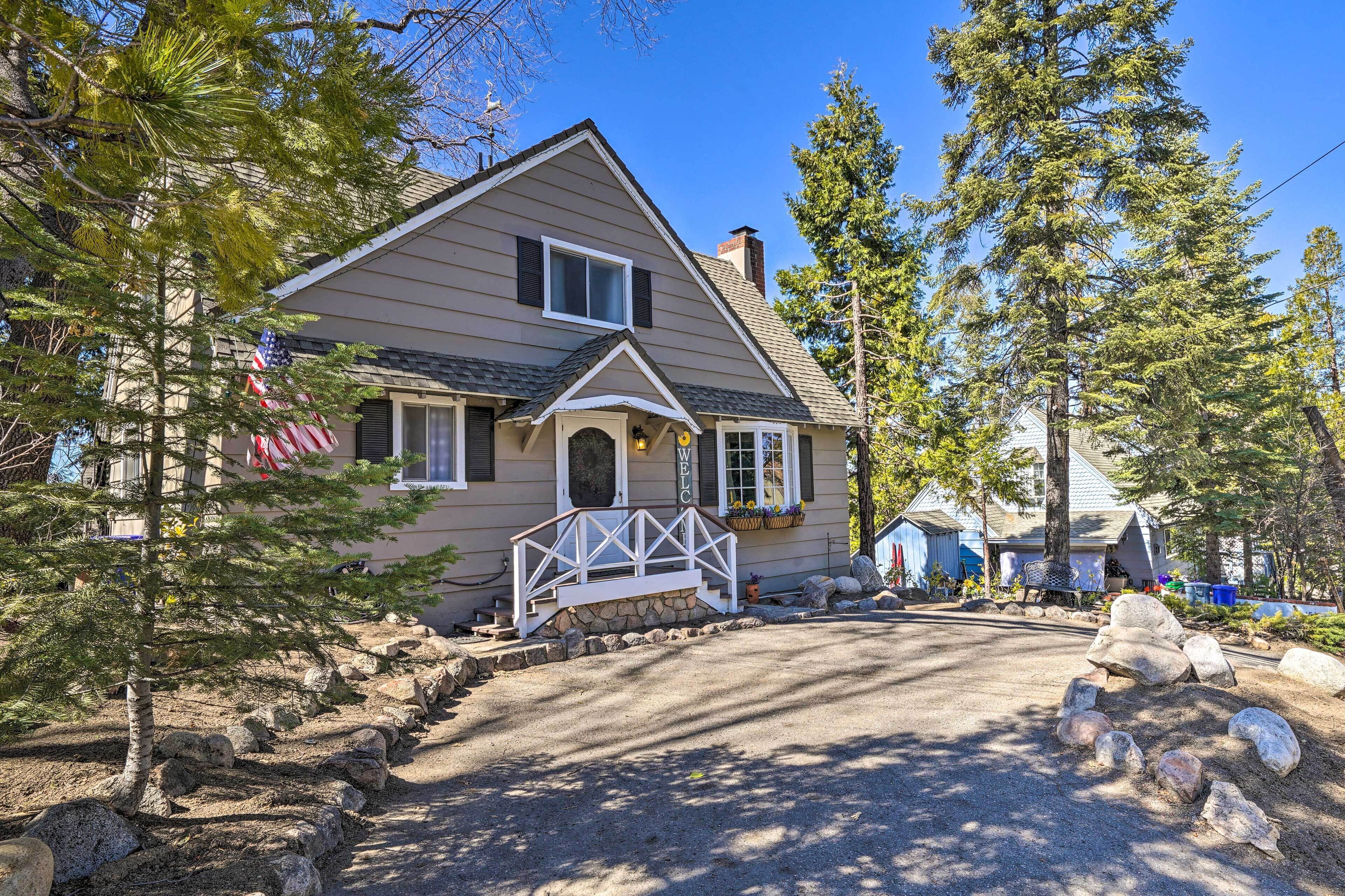 Cute Cabin + Deck < 2 Mi to Lake Arrowhead Village