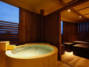 Superior-Zimmer | Badezimmer | Badewanne und Dusche (separat), Quellwasserbad, Regendusche