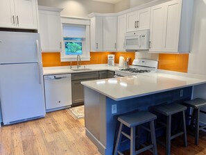 Fridge, microwave, oven, stovetop - Sweet cottage, Best Location, Close to Everything, River View (Beaufort)