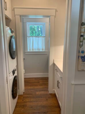 Interior - Sweet cottage, Best Location, Close to Everything, River View (Beaufort)