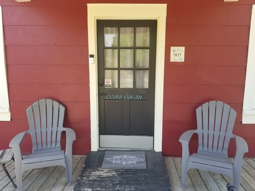 Charming Cottage in the Foothills with Additional Parking