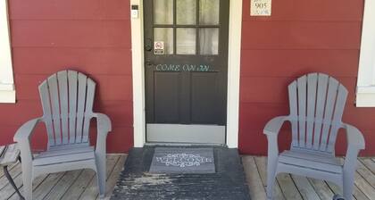 Charming Cottage in the Foothills with Additional Parking