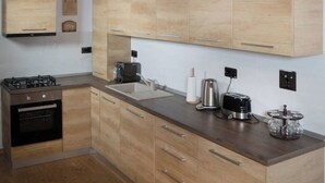 Rumah | Dapur pribadi | Mesin pembuat kopi/teh, lemari es, microwave, dan oven