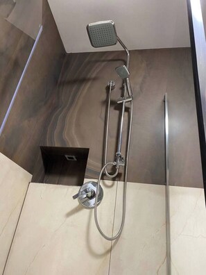 House | Bathroom | Shower, hair dryer, towels - Peter House 24-7 - Self Check in (Sighisoara)
